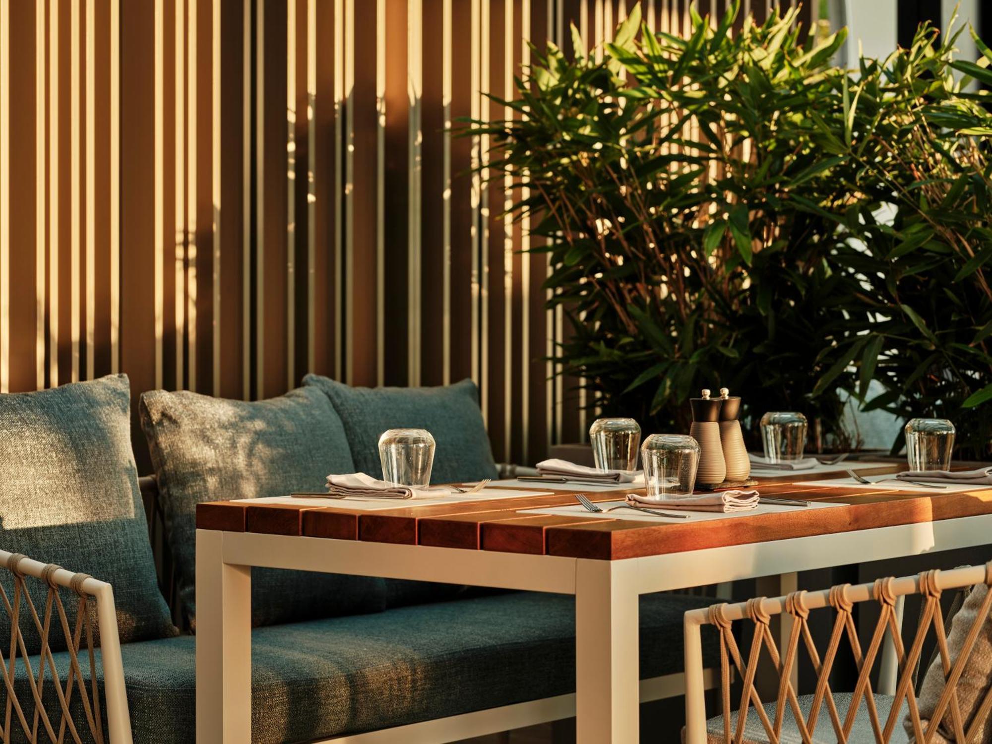 Crowne Plaza Sofia By Ihg Hotel Exterior foto